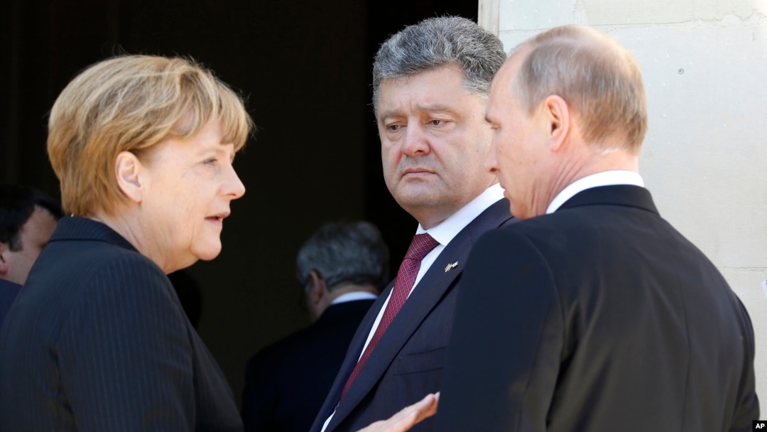 Kanselir Jerman Angela Merkel (kiri) Presiden Ukraina Petro Poroshenko, dan Presiden Rusia Vladimir Putin (foto: dok).