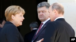 Kanselir Jerman Angela Merkel (kiri) Presiden Ukraina Petro Poroshenko, dan Presiden Rusia Vladimir Putin (foto: dok).