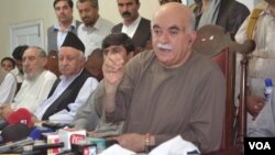 ښاغلي اچکزۍ ويلي پښتنو ته د پښتنو په وطن پښتونخوا، فاټا، اټک مياوالي او سویلي پښتونخوا کې په موجودو وسايلو اول حق دوي ته حاصل دی.
