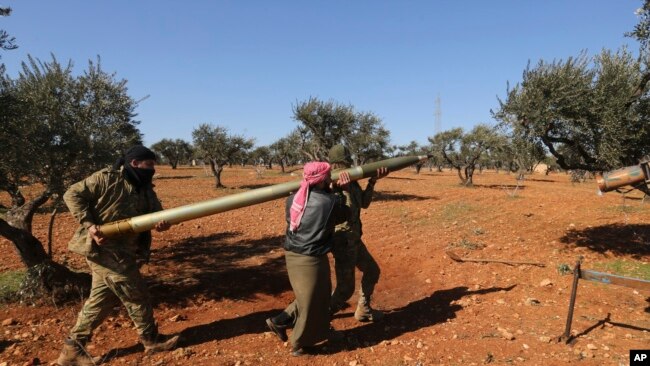 叙利亚反政府武装准备向政府军的阵地发射导弹。