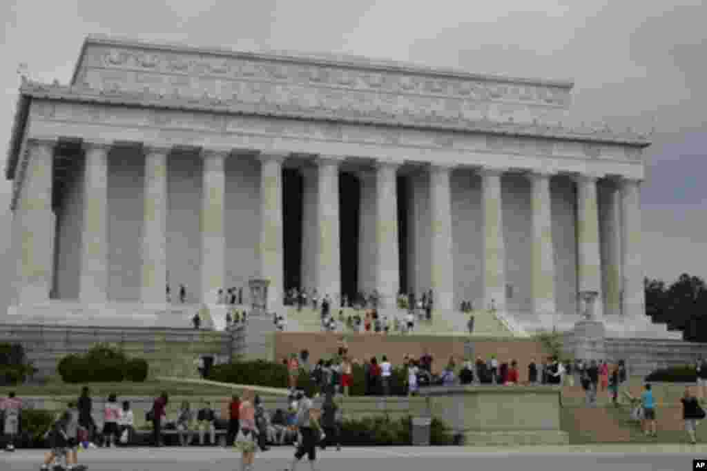 林肯纪念馆游人不绝