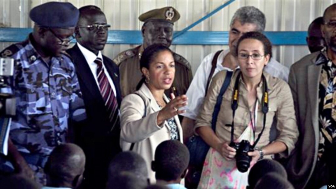 Para delegasi PBB, termasuk Dubes AS untuk PBB, Susan Rice (tengah) saat berkunjung ke Sudan selatan hari ini.
