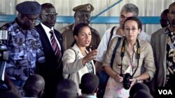 Para delegasi PBB, termasuk Dubes AS untuk PBB, Susan Rice (tengah) saat berkunjung ke Sudan selatan hari ini.