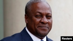 Ghana's President John Dramani Mahama arrives for a meeting with France's President at the Elysee Palace in Paris, May 28, 2013 file photo. 