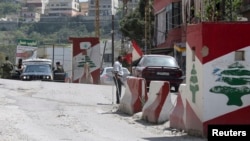 Lebanese army soldiers man a checkpoint at the entrance of Mieh Mieh refugee camp near Lebanon's southern city of Sidon April 7, 2014. 