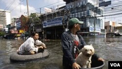 Air setinggi lutut menggenangi pinggiran kota Bangkok setelah pemerintah membuka pintu-pintu air (21/10).