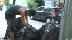 Aumentan venezolanos hurgando en la basura