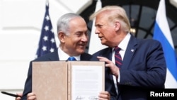 PM Israel (saat itu) Benjamin Netanyahu bersama Presiden AS (saat itu) Donald Trump seusai penandatanganan Abraham Accords di Gedung Putih, 15 September 2021. (REUTERS/Tom Brenner)