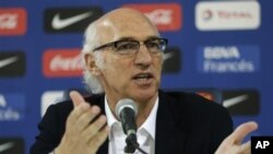 Pelatih baru Boca Juniors, Carlos Bianchi memberi keterangan pers di Buenos Aires, Argentina, Rabu (19/12). 