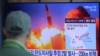 Seorang pria menonton berita peluncuran rudal Korea Utara di Stasiun Kereta Seoul di Seoul, Korea Selatan, Minggu, 29 Maret 2020.(Foto: dok).