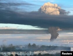 Asap mengepul menyusul dugaan serangan drone di Sevastopol, Krimea, 29 April 2023. (Foto: Reuters)