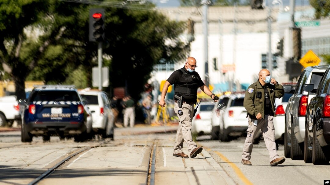 Petugas penegak hukum di lokasi penembakan di fasilitas Otoritas Transportasi Lembah Santa Clara (VTA), di San Jose, California, Rabu, 26 Mei 2021. 