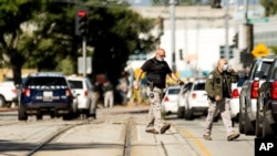 Petugas penegak hukum di lokasi penembakan di fasilitas Otoritas Transportasi Lembah Santa Clara (VTA), di San Jose, California, Rabu, 26 Mei 2021. 