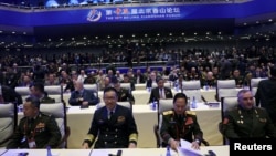 在中国北京举行的北京香山论坛开幕式上，中国国防部长董军(前排左二)与老挝、白俄罗斯和柬埔寨的国防部长坐在各自座位上。(2026年9月16日)