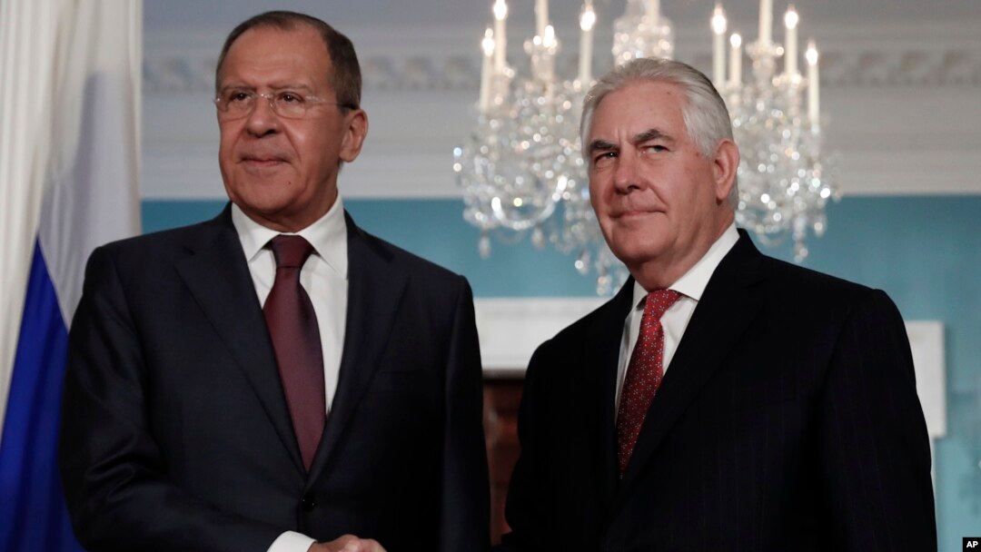 Menlu Rusia Sergey Lavrov saat bertemu Menlu AS Rex Tillerson di Washington DC (foto: dok). Menlu Rusia menyatakan kecewa dengan fokus utama dari strategi Afghanistan baru Presiden AS Donald Trump yang berupa “ metode kekuatan.”