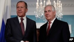 Menlu Rusia Sergey Lavrov saat bertemu Menlu AS Rex Tillerson di Washington DC (foto: dok). Menlu Rusia menyatakan kecewa dengan fokus utama dari strategi Afghanistan baru Presiden AS Donald Trump yang berupa “ metode kekuatan.”