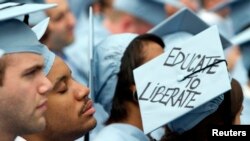 Seorang mahasiswa dari Universitas Columbia tertidur dalam acara wisuda di New York, 16 Mei 2012.