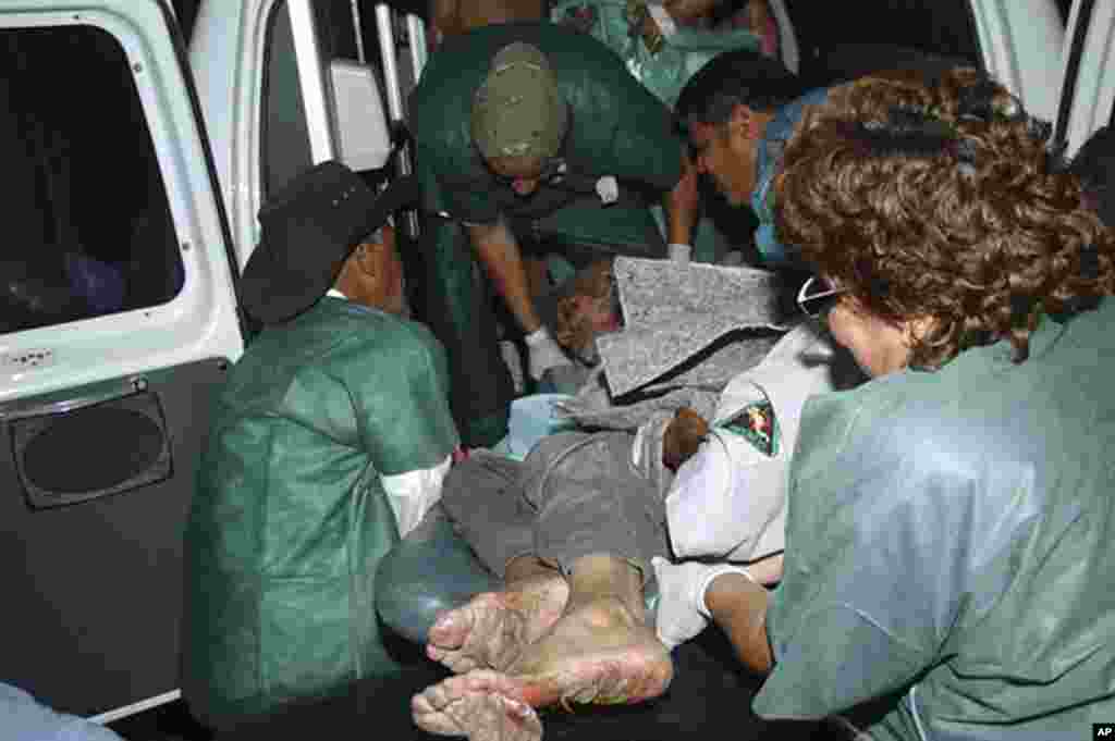 An injured man is carried on a stretcher at Escuela hospital in the capital Tegucigalpa February 15, 2012, after a blaze at a prison in Comayagua, Honduras. (REUTERS)