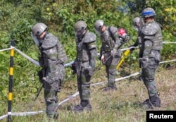 지난 2018년 10월 철원에서 한국군 장병들이 비무장지대(DMZ) 내 지뢰를 제거하고 있다. (자료사진)