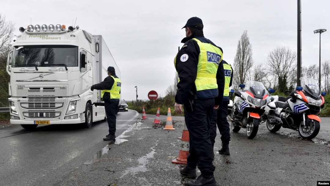 Francuski policajci na granici sa Belgijom