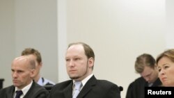 Masovni ubica Anders Bering Brejvik na suđenju, okružen svojim braniocima