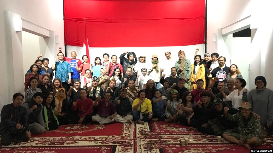 Seratusan budayawan, agamawan, dan kelompok warga menyerukan persatuan bangsa usai pemilihan presiden dalam peringatan 111 tahun Hari Kebangkitan Nasional, Senin (20/5), di Bandung. (Foto: VOA/Rio Tuasikal).