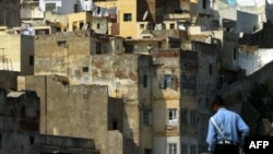 Un policier marocain dans le port de Tanger, Maroc, 26 août 2001.