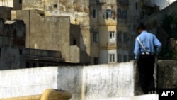 Un policier marocain dans le port de Tanger, Maroc, 26 août 2001.