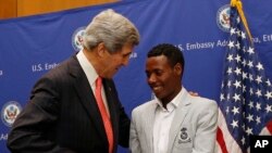 John Kerry talks s'entretenant avec Lelisa Desisa Bentiin, à Addis Ababa 