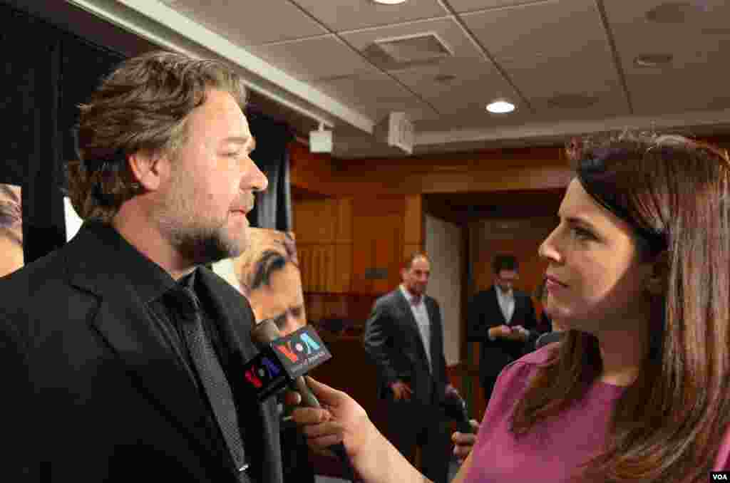 Mehtap Colak Yilmaz of VOA Turkish, interviewing Russell Crowe on his latest movie &quot;Water Diviner,&quot; April 2015.