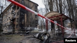 우크라이나 수도 크이우(러시아명 키예프) 시내 러시아군 공습 피해 현장 아파트 인근에 23일 미사일 잔해가 남아 있다.