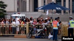 2014年6月4日参观者排队安检进入天安门广场