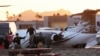 Los bomberos del Departamento de Bomberos de Scottsdale trabajan en un Learjet estrellado en el Aeropuerto de Scottsdale después de que se estrellara contra otro avión estacionado el lunes 10 de febrero de 2025, en Scottsdale, Arizona.