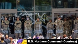 د کالیفورنیا د ملي ګارد ځواکونه په لاس انجلس کې د مظاهره کوونکو په مخکې ولاړ دي