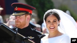 Hoàng tử Harry và vợ mới cưới Meghan Markle rời Nhà Nguyện Thánh George tại Lâu đài Windsor sau lễ cưới, ngày thứ Bảy 19/5/2018. (Gareth Fuller/pool photo via AP)