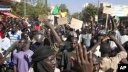 Warga Mali berdemonstrasi di Bamako (8/12), menuntut resolusi Dewan Keamanan PBB. (Foto: Dok)