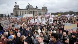 Berlin'de düzenlenen protestoya 150 bin kişi katıldı.