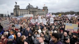 Berlin'de düzenlenen protestoya 150 bin kişi katıldı.