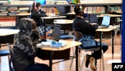 En esta foto de archivo tomada el 16 de noviembre de 2020, los estudiantes se sientan con sus computadoras portátiles en la escuela católica St. Joseph en La Puente, California, EE.UU.