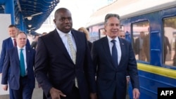 O secretário de Estado norte-americano, Antony Blinken, e o ministro dos Negócios Estrangeiros britânico, David Lammy, chegam à estação ferroviária de Kiev, a 11 de setembro de 2024.