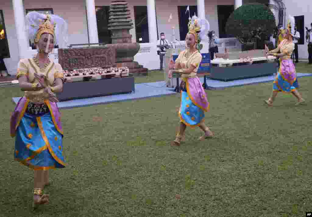 اجرای رقصندگان سنتی تایلندی در جشنی به مناسبت بازگرداندن دو اثر عتیقه مذهبی که به سرقت رفته بودند.