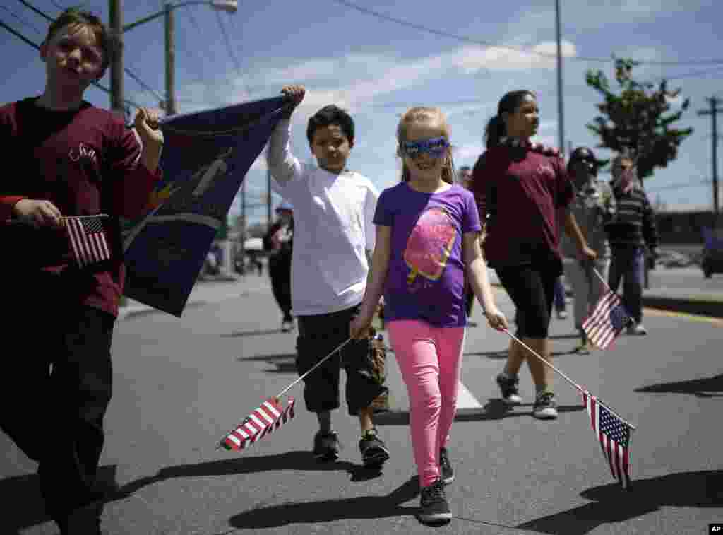 Faith Roesch, 6, berpartisiasi dalam parade memperingati Hari Pahlawan di College Point, New York, 26 Mei 2013. (AP Photo/Seth Wenig)