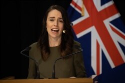 Perdana Menteri Selandia Baru Jacinda Ardern berbicara kepada media dalam konferensi pers di Parlemen di Wellington, 17 Agustus 2020. (Foto: AFP)