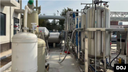 根据联邦检察官公布的证据，在冰毒生产设备接近组装完毕之际，被告崔文封2026年1月向线人送去多份照片和视频，包括这张照片。