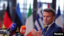 Presiden Prancis Emmanuel Macron berbicara kepada media di Brussels, Belgia 31 Mei 2022. (Foto: REUTERS /Johanna Geron)