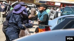 Municipal police clash with vendors in Harare. (Photo: Thomas Chiripasi