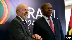 O Presidente brasileiro, Luiz Inácio Lula da Silva (E), cumprimenta o Presidente de Angola, João Lourenço, antes de uma reunião no Rio de Janeiro em 17 de novembro de 2024, antes da Cimeira do G20