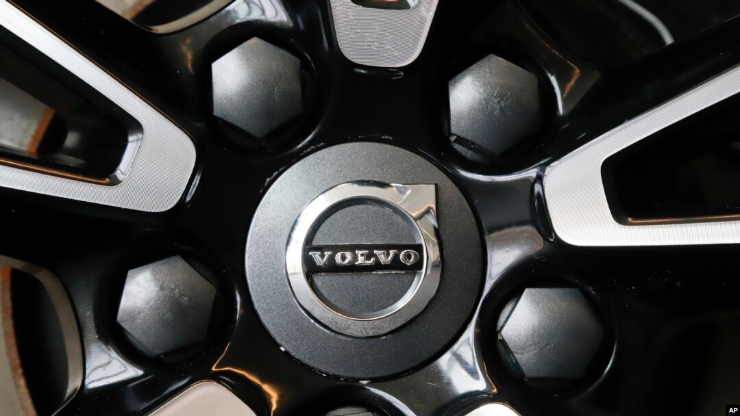 Logo Volvo pada roda mobil S90 T6 AWD 2019 yang dipamerkan di Pameran Mobil Internasional Pittsburgh 2019 di Pittsburgh, 14 Februari 2019. (Foto: AP)