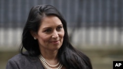 Menteri Dalam Negeri Inggris Priti Patel, meninggalkan 10 Downing Street di London, Kamis, 19 Maret 2020. (AP)