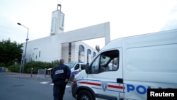 Polisi mengamankan masjid di Créteil dekat Paris, Perancis, 29 Juni 2017 setelah seorang pria ditangkap karena mencoba mengendarai mobil ke arah kerumunan warga di depan masjid. (Foto: REUTERS/Gonzalo Fuentes)